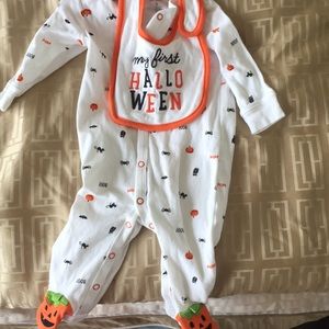 Baby outfit and bib.